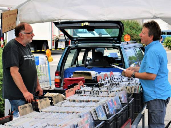 DV Rommelmarkt 032 - Reuze Rommelmarkt met Boeken-, Vinyl- en CD‑Beurs in Humelgem 